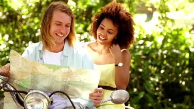 harita tutarak scooter üzerinde çift