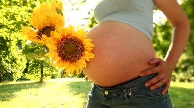 hamile kadının bebek karnında güneş ışığı ile