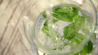 sürahi su ile taze nane yaprakları