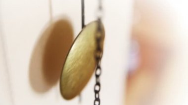 bir dedesi saat sallanan bir sarkaç