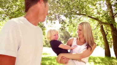 Aile parkta yürüyor.