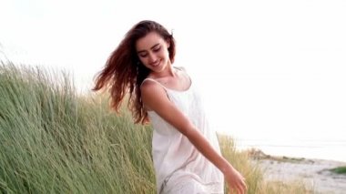 Dunes yürüyen kız