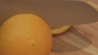 kadın portakal dilimler halinde kesiyor