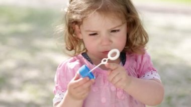 küçük kız eğleniyor sabun köpüğü üfleme