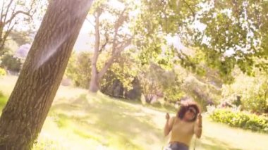 Afrikalı-Amerikalı kadın bir salıncak üzerinde