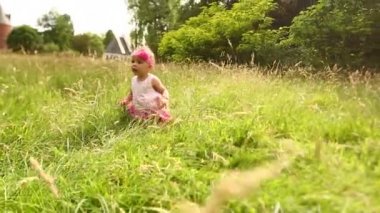 küçük kadın bebek emekleme Park