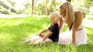 Anne, oğlu ve köpek yavrusu