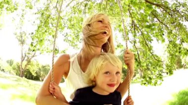 neşeli aile parkında sallanan