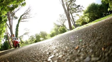 Çift tarafından scooter üzerinde sürüş