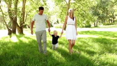 Aile parkta yürüyor.