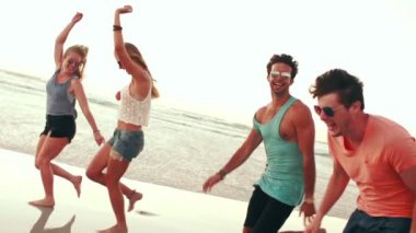 plaj boyunca çalışan arkadaşlar