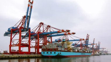 yüklenen ve Hamburg'da boş zaman atlamalı konteyner gemileri