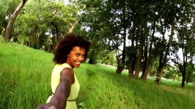 parkın içinden kadın lider erkek