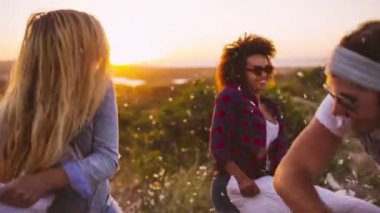 yastık olan arkadaş kavga