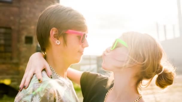 Freund und Freundin haben Spaß in der Sonne — Stockvideo