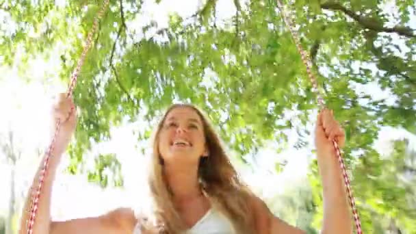 Žena se baví na houpačce — Stock video