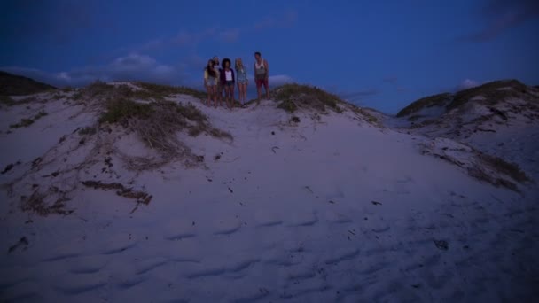 Amigos corriendo por la duna en la playa — Vídeos de Stock