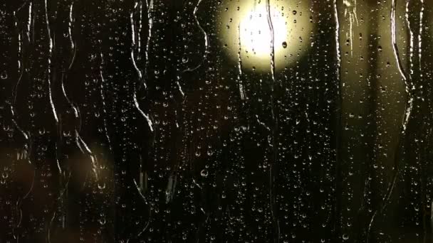 Regentropfen gegen ein Fenster — Stockvideo