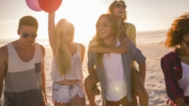 Freunde tanzen mit Luftballons — Stockvideo