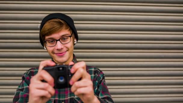 Hipster taking pictures with old vintage camera — Stock Video