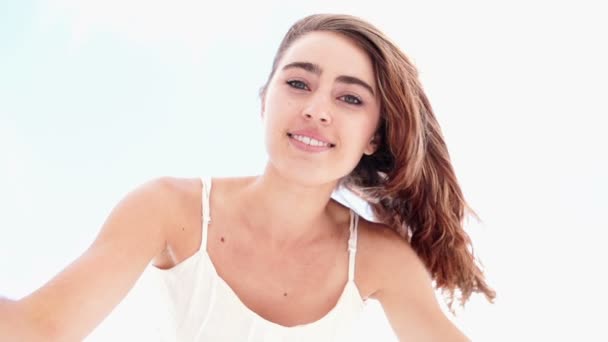 Chica de verano sonriendo a la cámara en la playa — Vídeos de Stock