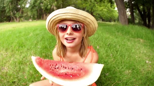 Mädchen isst Scheibe Wassermelone — Stockvideo