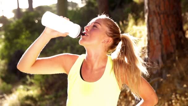 Женщина пьет холодную воду после пробежки — стоковое видео