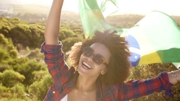 Mujer afroamericana con bandera brasileña — Vídeos de Stock