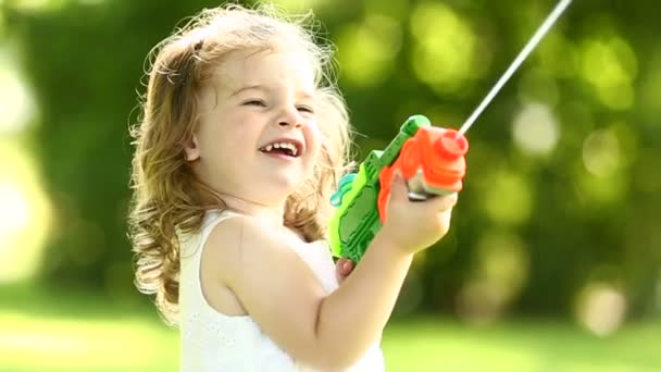 Girl with squirt gun — Stock Video