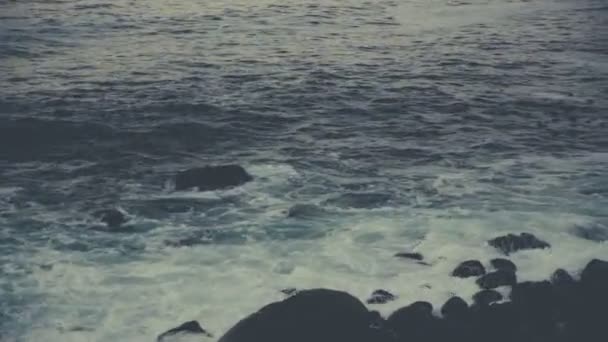 洒落在岩石的波浪 — 图库视频影像