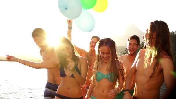 Tonåringar med ballonger på en brygga — Stockvideo