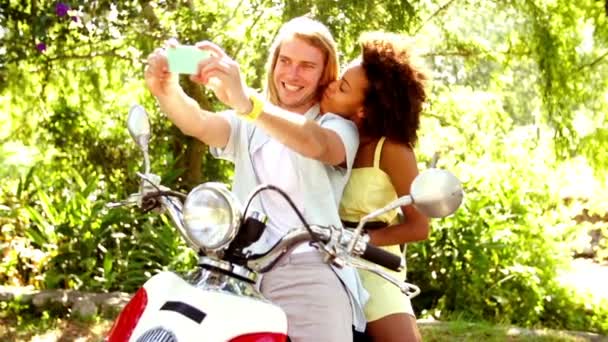 Casal tirando selfie em scooter — Vídeo de Stock