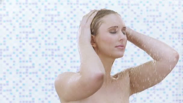 Mujer joven tomando una ducha — Vídeo de stock