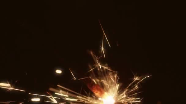 Vuurwerk sparkler wordt verlicht door wedstrijden en branden — Stockvideo