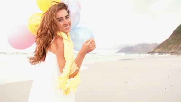 Девушка с воздушными шарами на пляже — стоковое видео