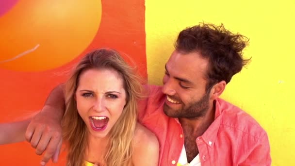 Feliz pareja riendo con globos — Vídeo de stock