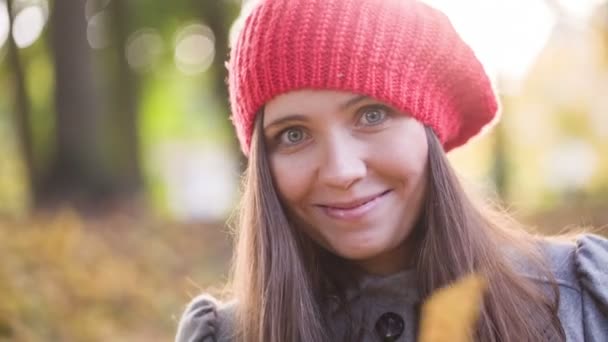 Jeune femme jouant avec Leaf in Park 