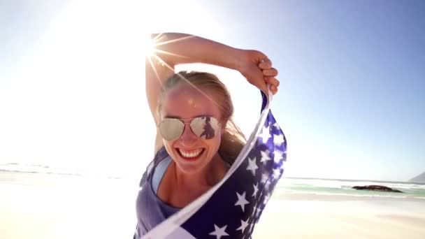 Meisje wuivende Amerikaanse vlag — Stockvideo