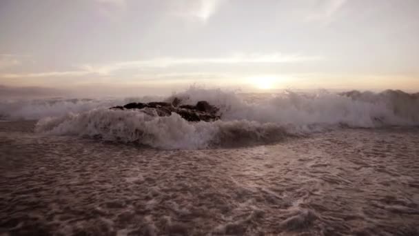 Vagues éclaboussant les rochers — Video