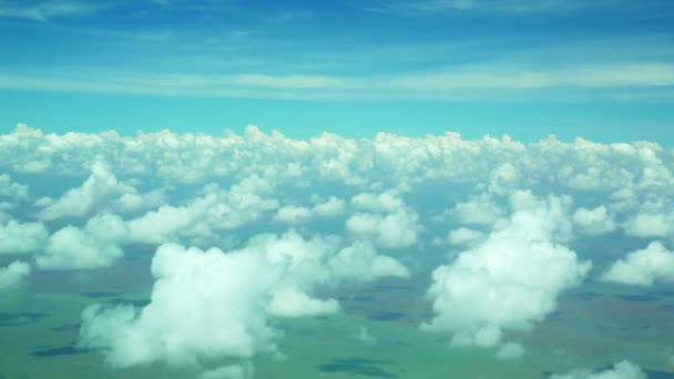 Über Wolken fliegen — Stockvideo