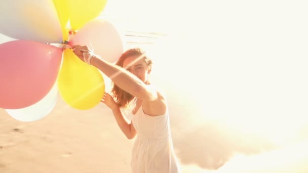 Dziewczyna z balonów na plaży — Wideo stockowe