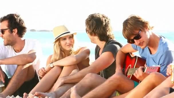 Gente disfrutando de una fiesta en la playa con música de guitarra — Vídeos de Stock