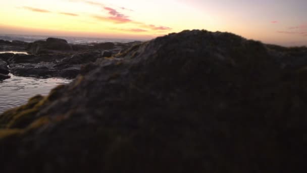 Rotsachtige kustlijn tijdens zonsondergang — Stockvideo