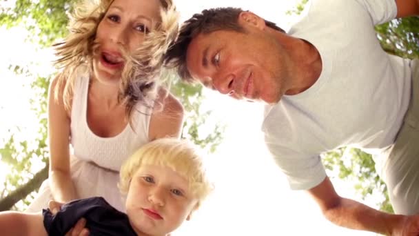 Famiglia fare facce divertenti — Video Stock