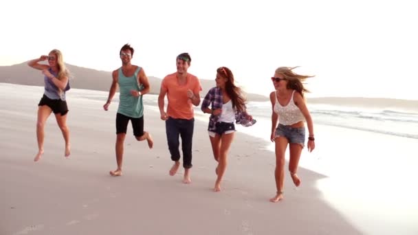 Друзья бегут по пляжу — стоковое видео