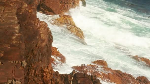 Wellen zerquetschen und rollen über Felsen an der Küste — Stockvideo