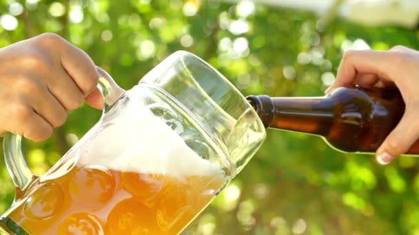 Man gieten bier in glas — Stockvideo