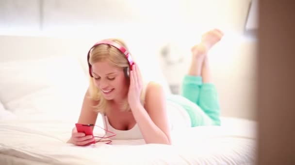 Girl listening to music over headphones — Stock Video