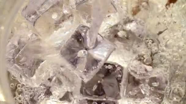 Acqua versata nella brocca con cubetti di ghiaccio — Video Stock