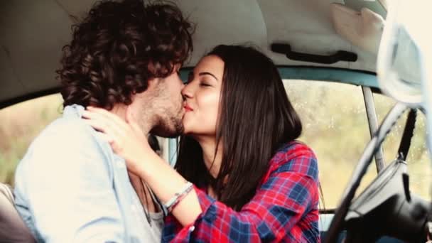 Pareja besándose en coche vintage — Vídeos de Stock